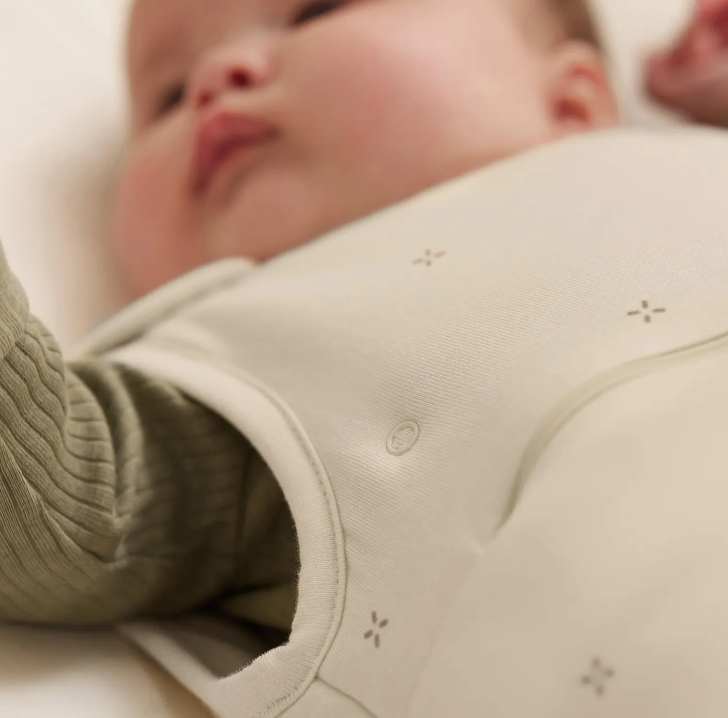 Snüz Babyschlafsack cashmere Baby nah