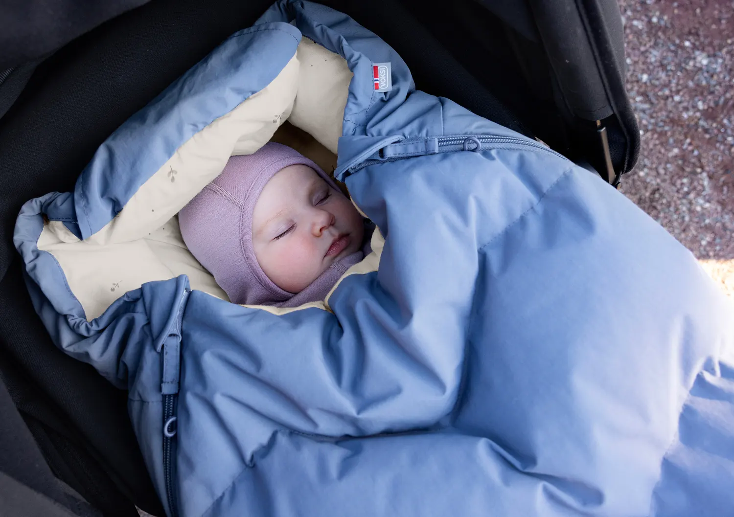 Voksi Urban Fußsack stone blue leaf  lifestyle Baby
