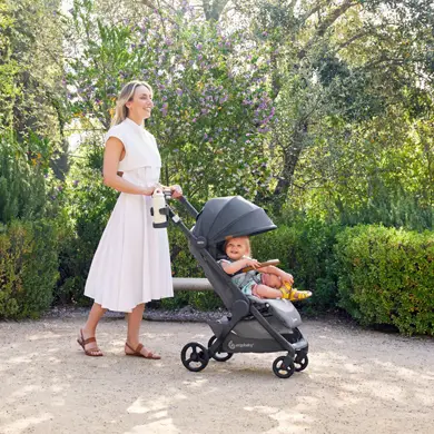 Mama spaziert mit dem Ergobaby Metro+ Buggy im Park