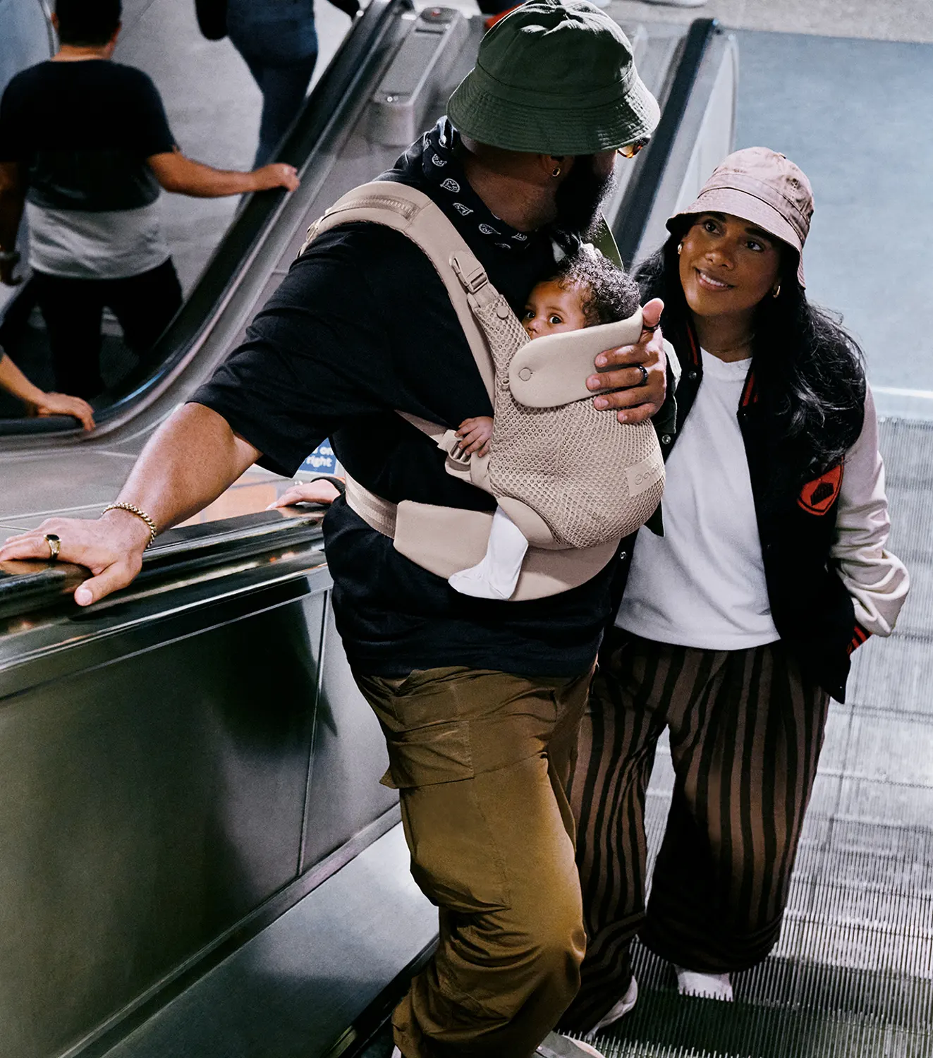 Cybex Babytrage Amyalifestyle auf Rolltreppe