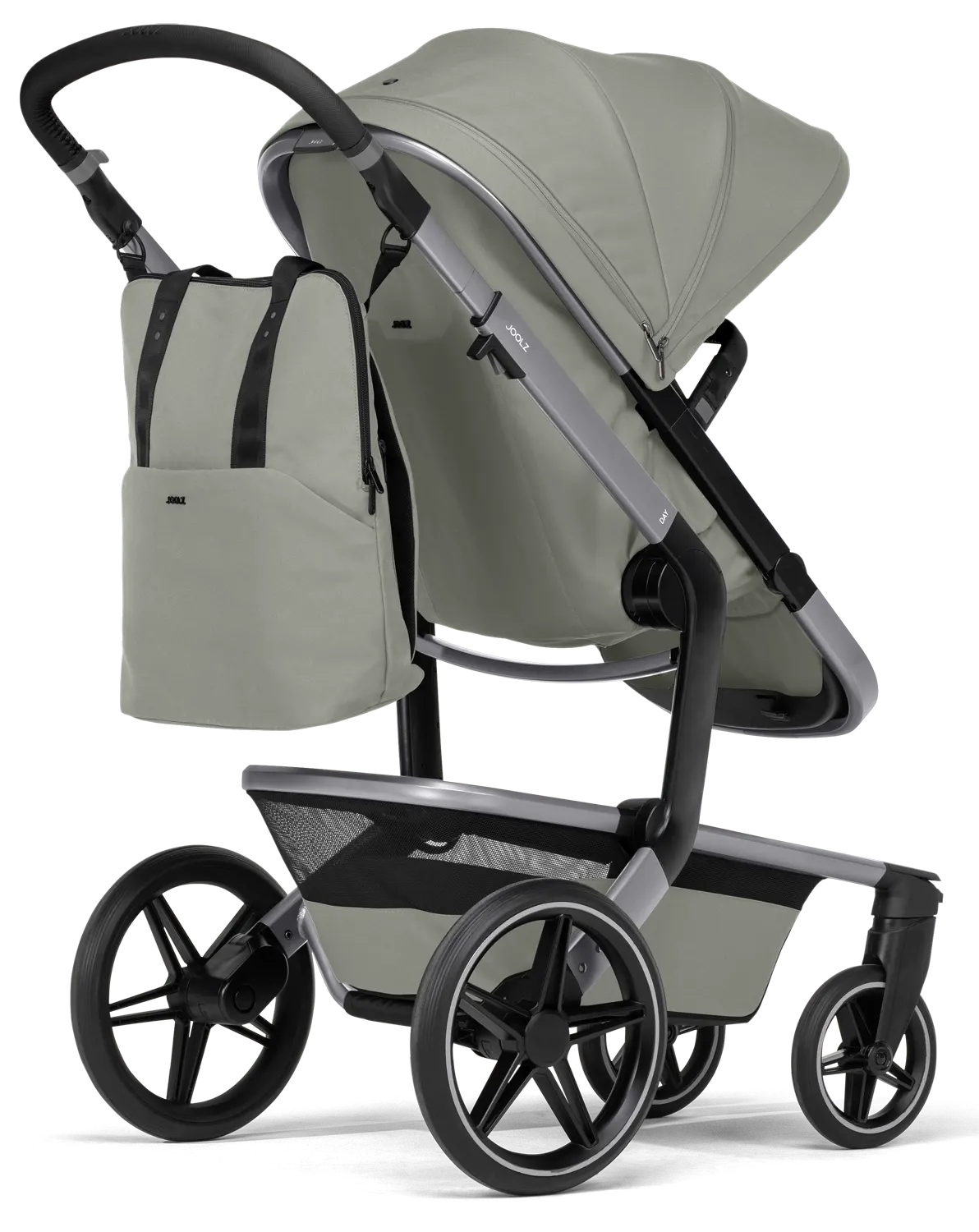 Joolz Wickelrucksack Sage Green am Kinderwagen