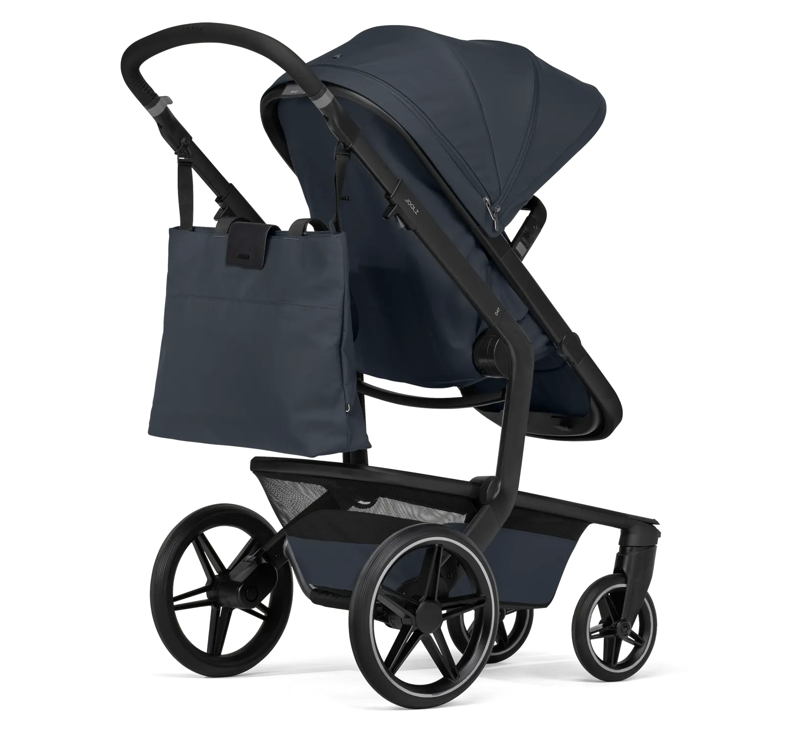Joolz Wickeltasche dark navy blue am Kinderwagen