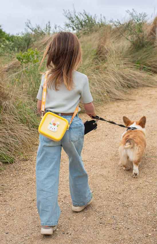 zoofamily-kameratsche-silikon-hase-blumen-lifestyle The Zoofamily Silikon Kameratasche Hase Blumen
