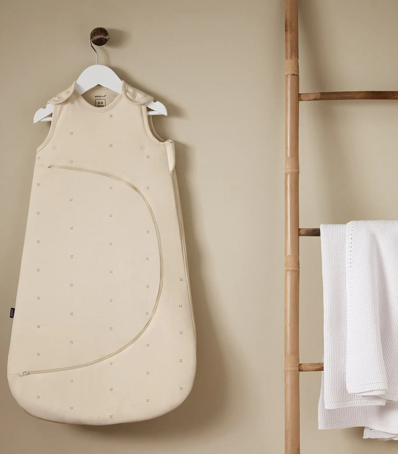 Snüz Babyschlafsack Cashmere Lifestylebild an der wand