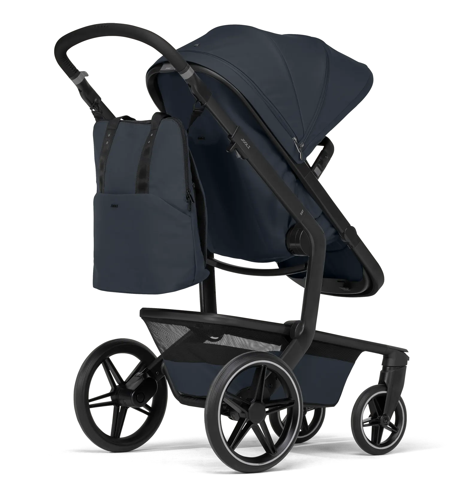 Joolz Wickelrucksack dark navy blue am Kinderwagen