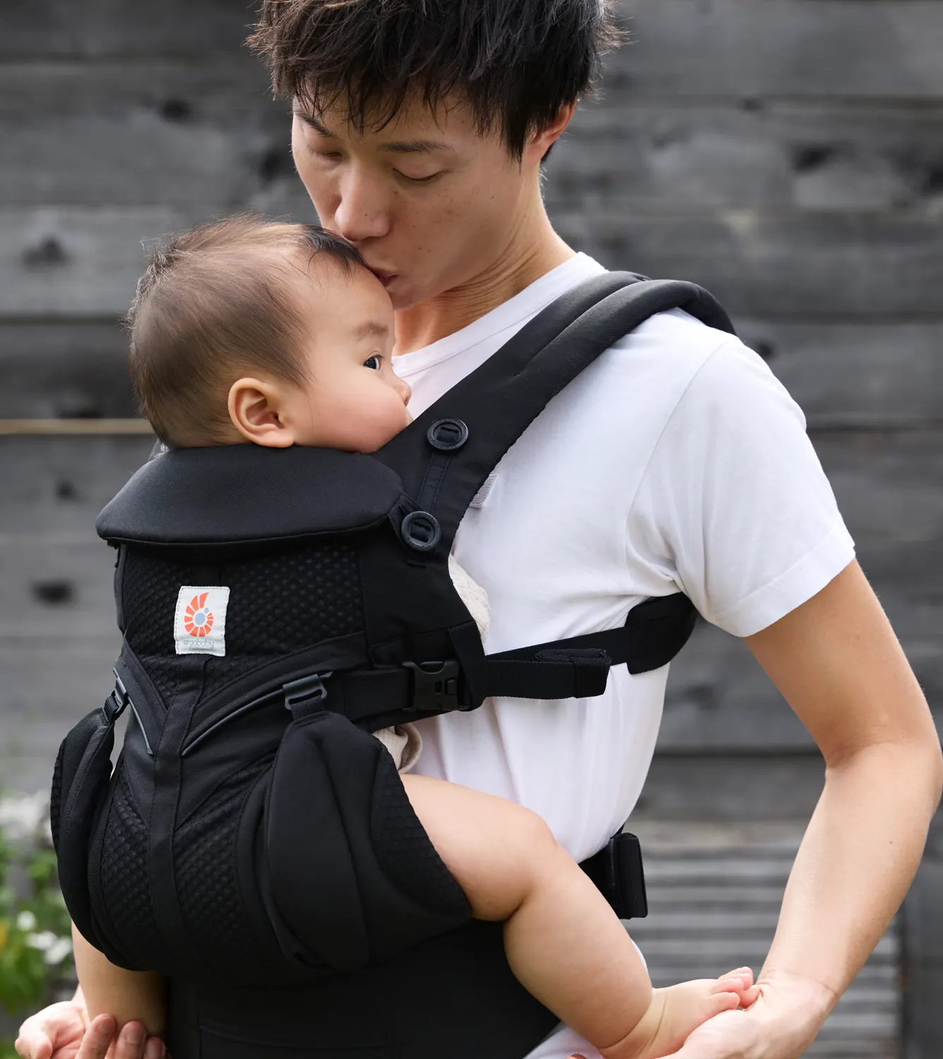 Ergobaby Babytrage omni Classic Mesh Onyx Black Kind in Trage mit Vater