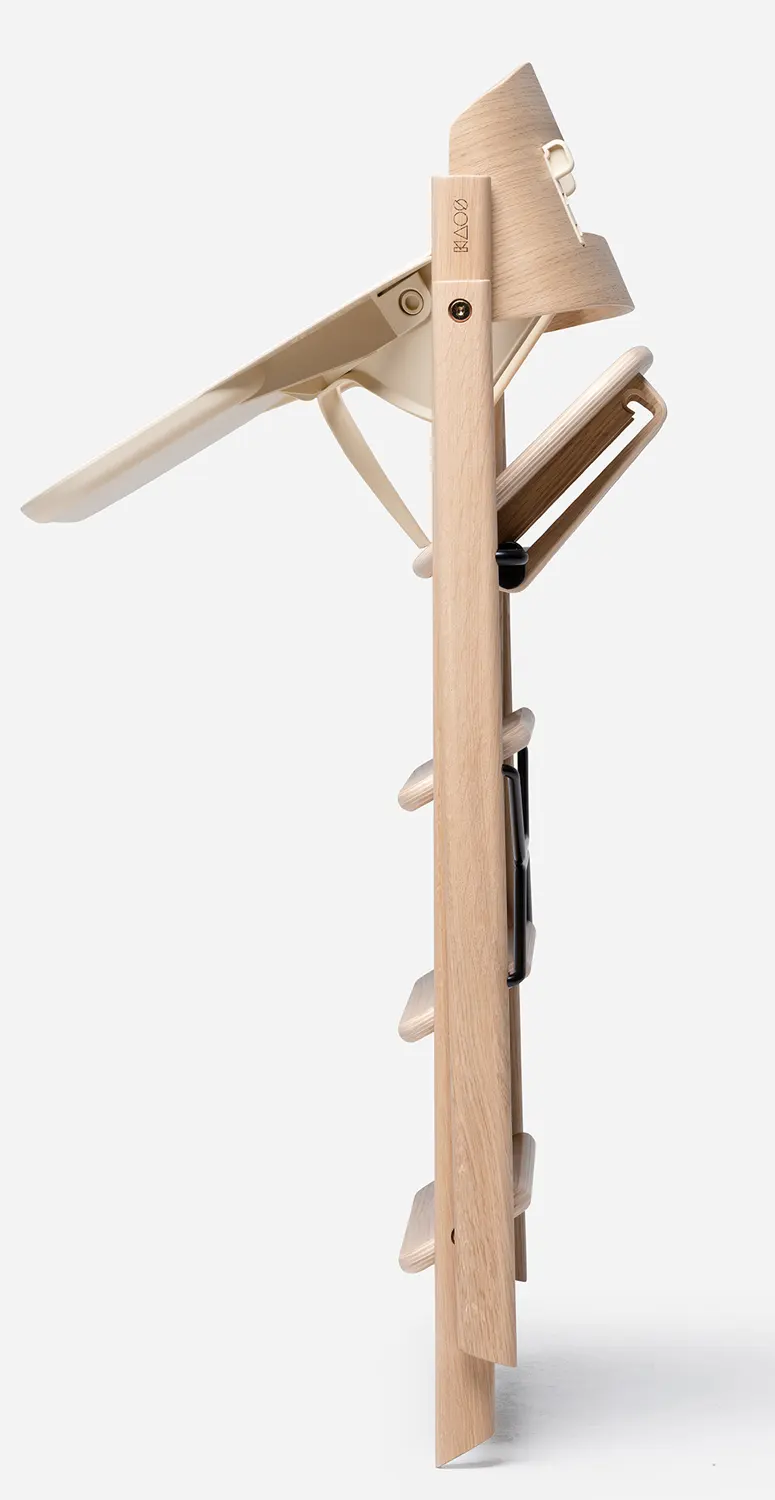 Kaos Tablett Ivory auf gefaltetem Hochstuhl Klapp