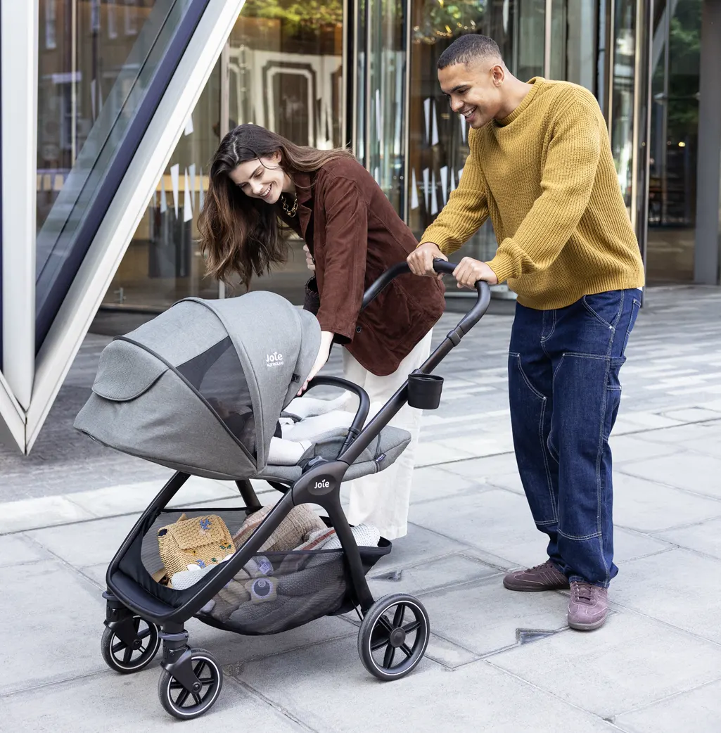 Joie Valora Kinderwagen in der Stadt