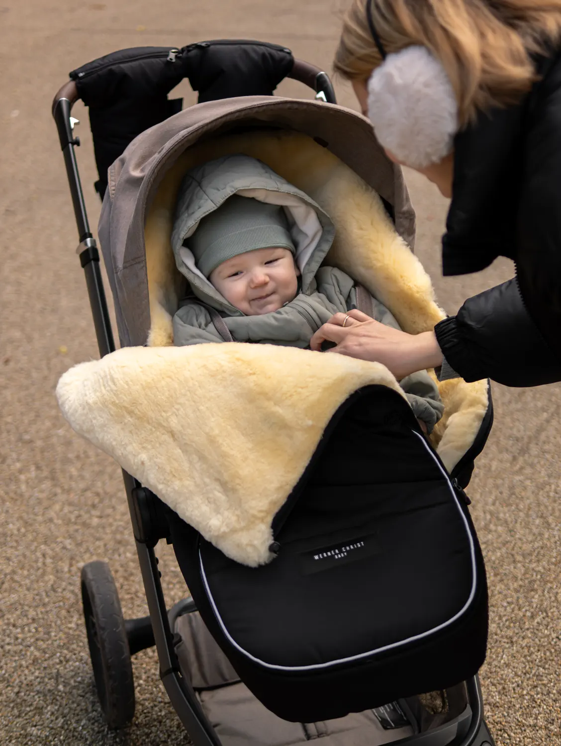 Werner Christ Baby Lammfellfußsack Flims BLack  lifestyle Baby im Kinderwagen