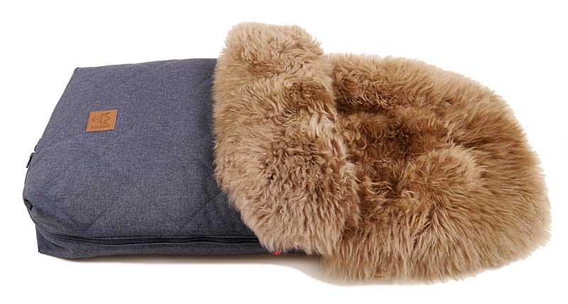 Kaiser Lammfellfußsack Nelly blau - Cappuchino Seite