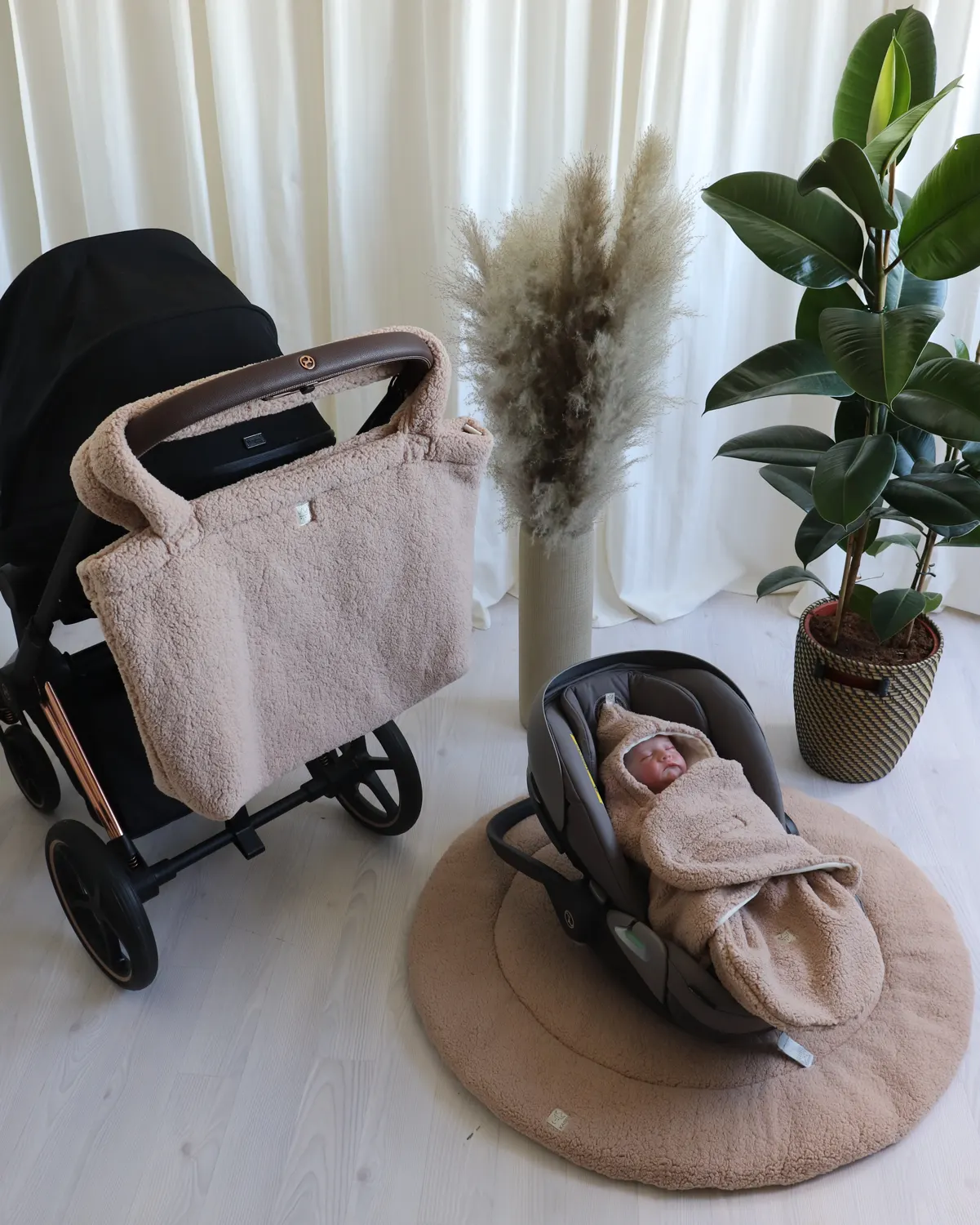 Kaiser Einschlagdecke Sherpa Liefstylebild Kinderwagen und Kind in Babyschale