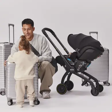 Baby liegt sicher und entspannt in der Doona Babyschale