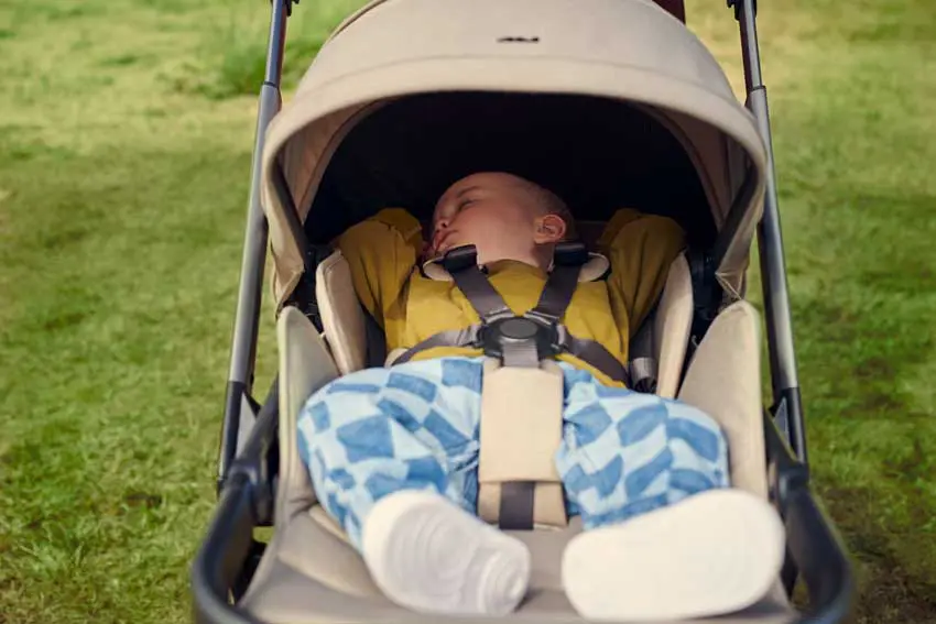 Joolz Day 5 Kinderwagen Sandy Taupe Baby schlafend