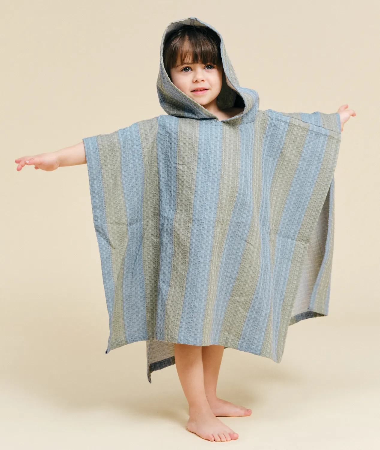 Molis und Co Badeponcho Khaki Blue stripes Lifestylebild Kind