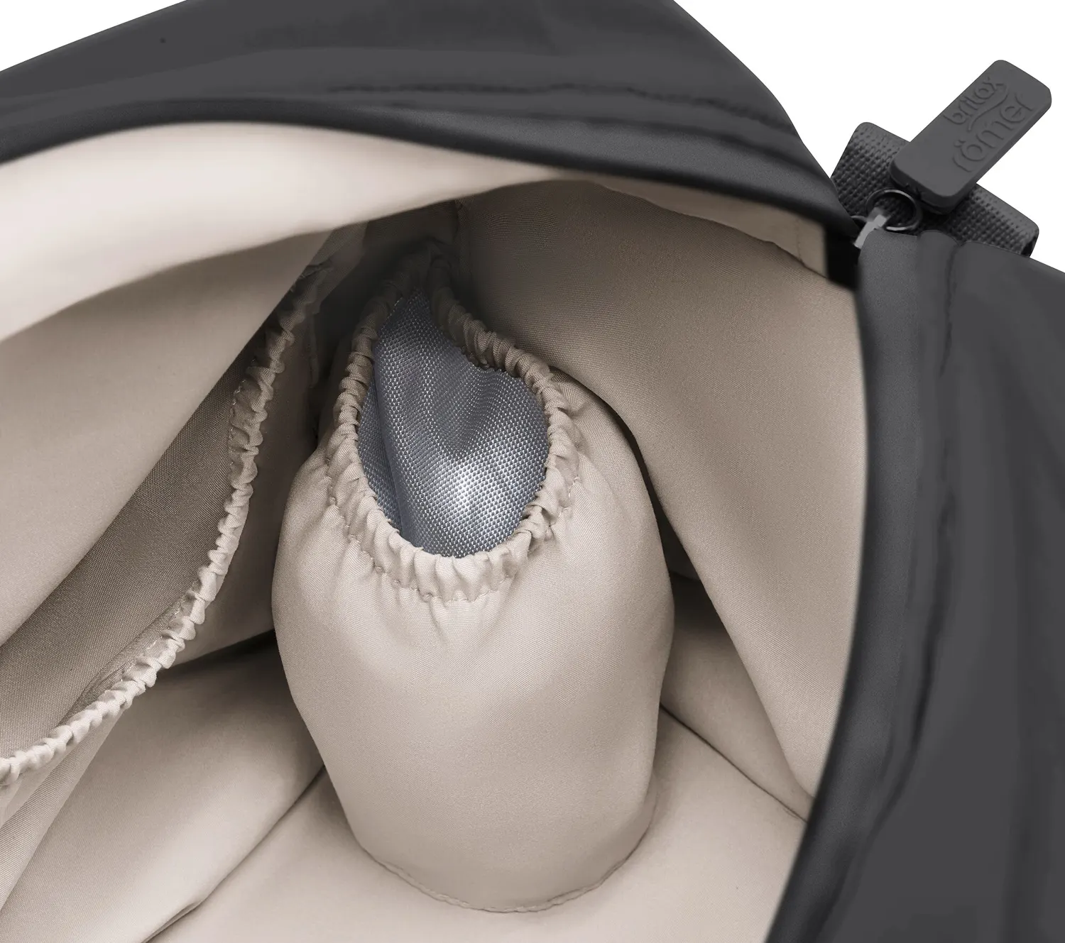 Britax Römer Wickeltasche von Done by Deer Carbon Black Flaschenhalter