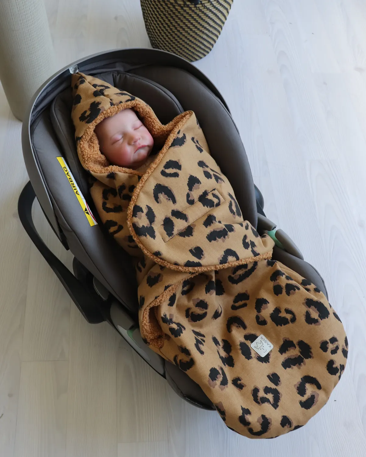 Kaiser Einschlagdecke Leo Kind in Babyschale