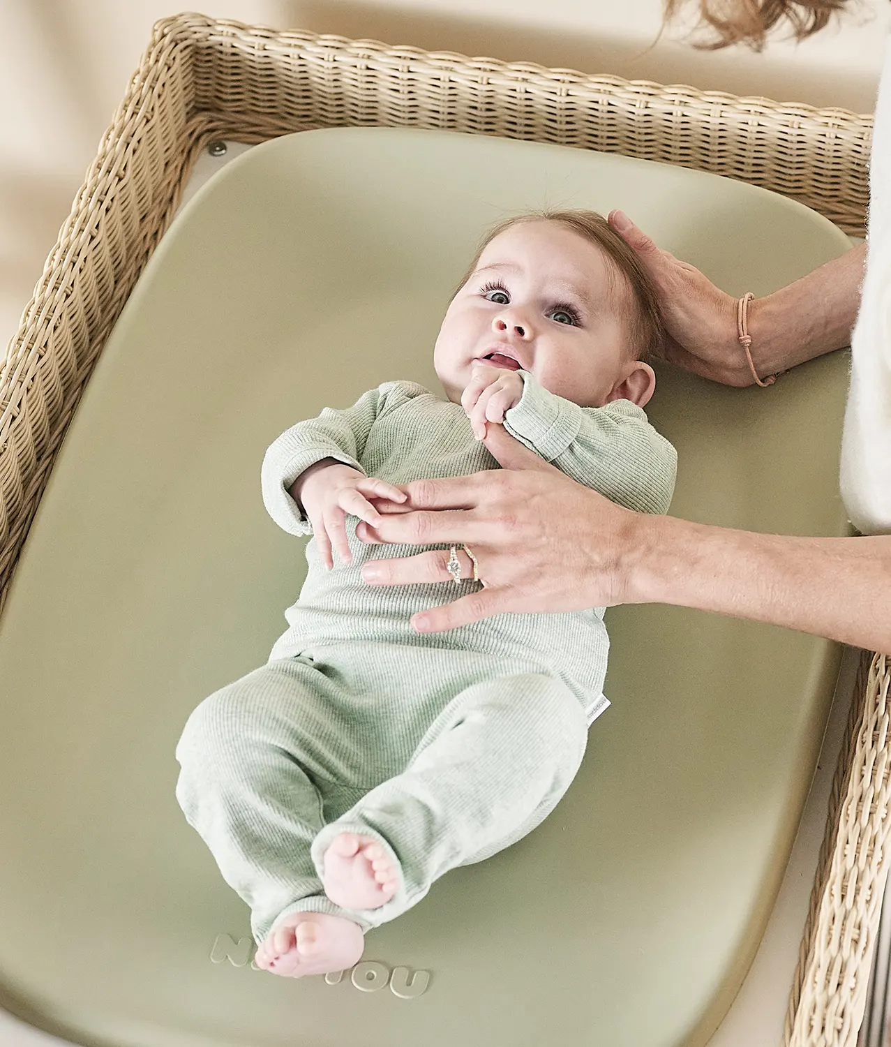 Nattou Wickelauflage Softy Gruen lifestyle Baby