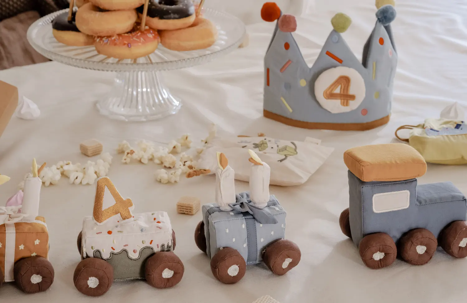 Fabelab Geburtstagszug Blau lifestyle Tisch