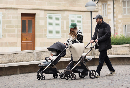 Anex IQ Kinderwagen unterwegs in der Stadt