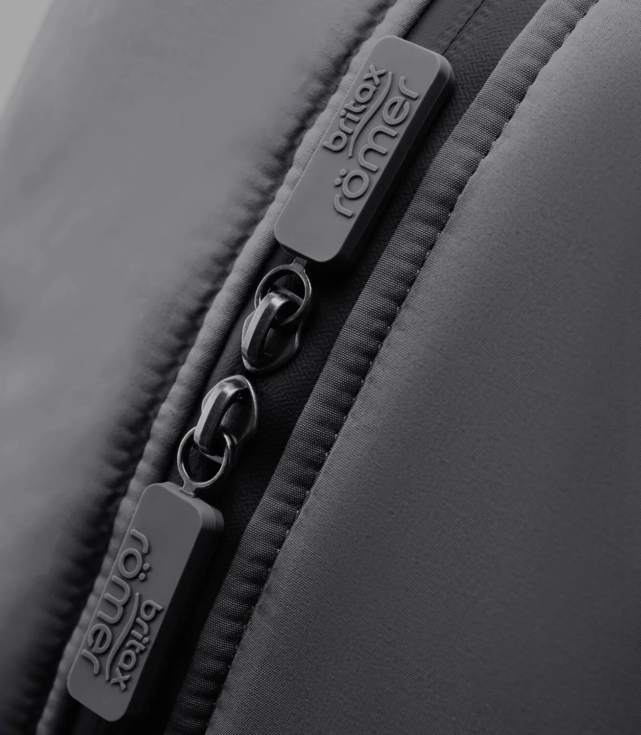 Britax Römer Wickeltasche von Done by Deer Carbon Black Zweiwegereißverschluss