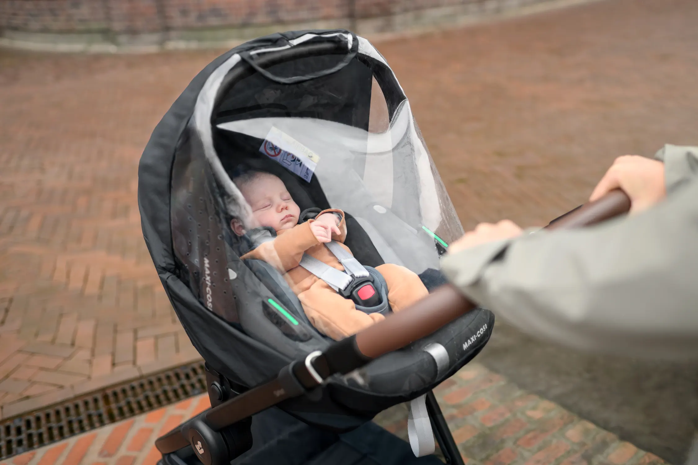 maxi cosi babyschalen regenverdeck lifestyle