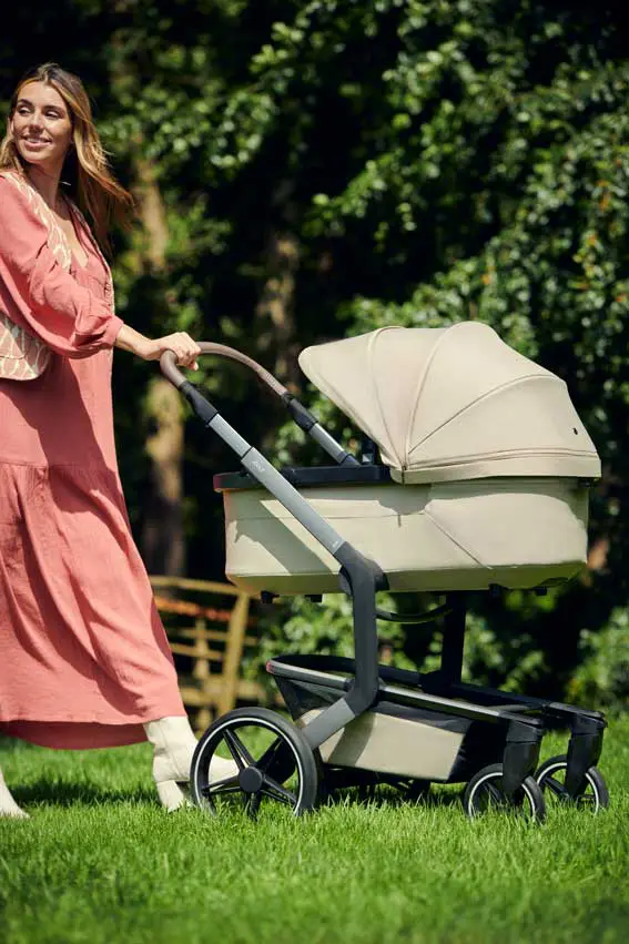 Joolz Day 5 Kinderwagen Sandy Taupe Mama spazierend