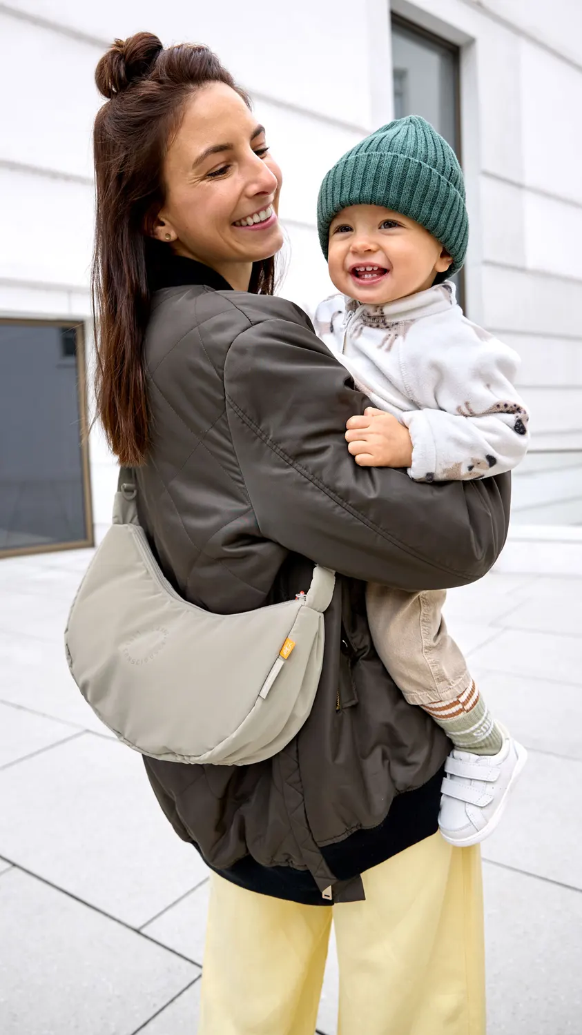 Lässig stretch up shoulder bag, beige lifestyle