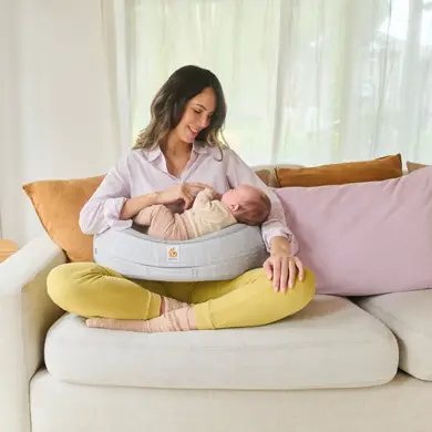 Mama stillend mit ihrem Baby mit dem Ergobaby Stillkissen