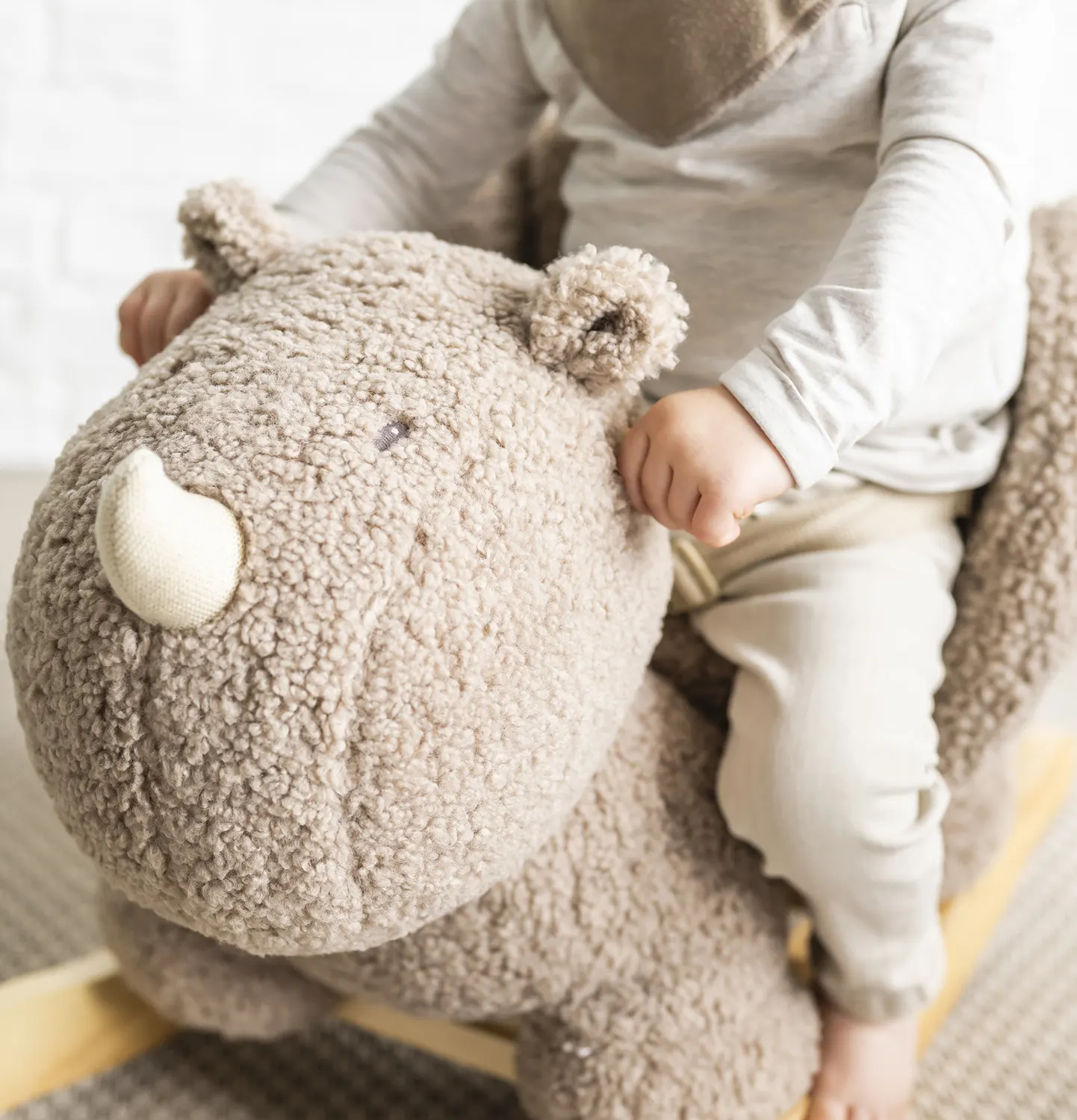Nattou Schaukeltier Nashorn taupe lifestyle nah