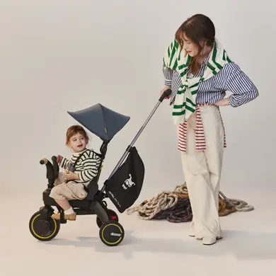 Mama begleitet ihr Kind auf dem Doona Liki Trike