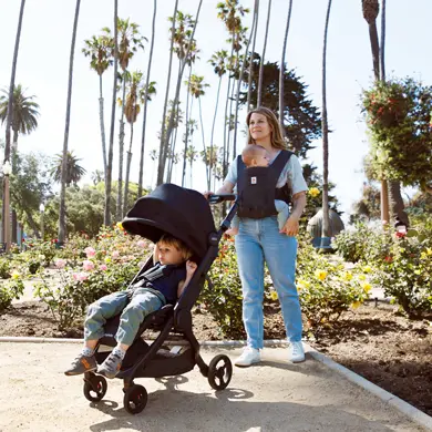 Ergobaby Metro Buggy mit Mama und Ergobaby Babytrage fresk bademode 2024 markenseiteErgobaby Metro Buggy mit Mama und Ergobaby Babytrage