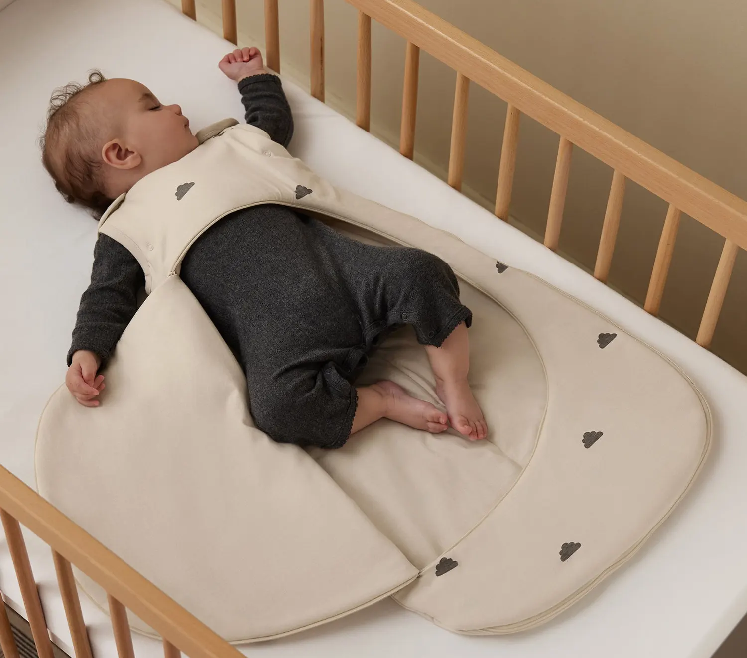 Snüz Babyschlafsack Sand Wölckchen Öffnung zum Wickeln lifestyle mit Baby