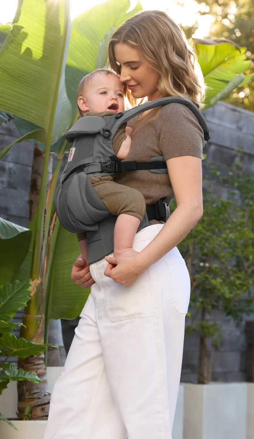 ERgobaby Omni CLassic Babytrage Mesh Lifestyle Kind in Trage Charcoal Grey