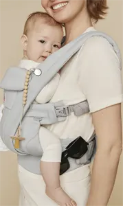 ergobaby-omni-deluxe-babytrage-baumwolle-pearl-grey-lifestyle-blogbild.webp?ts=1785227569