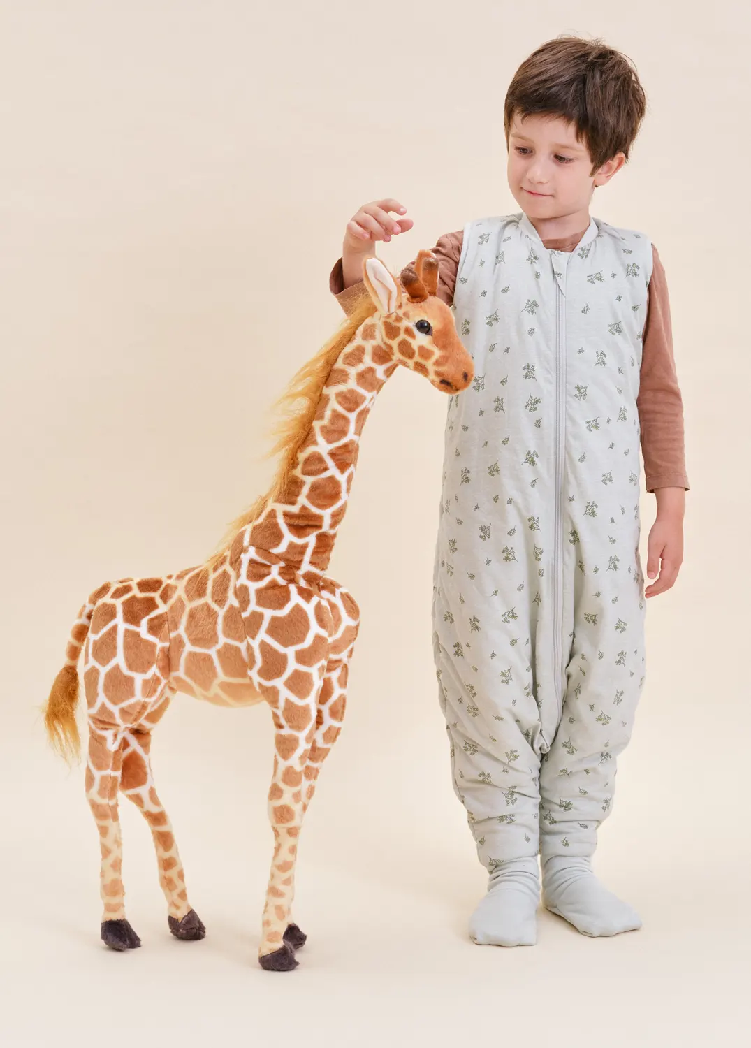 Molis und Co Babyschlafsack mit Füßen TOG 2,5 Botany Green LIfestyle Kind mit Giraffe