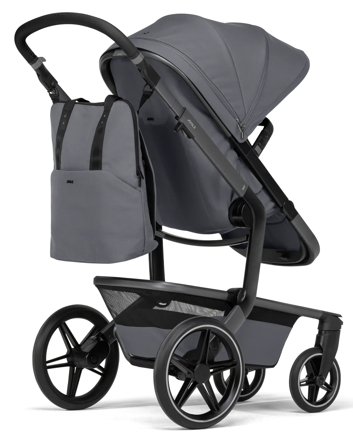 Joolz Wickelrucksack Stone Grey am Kinderwagen