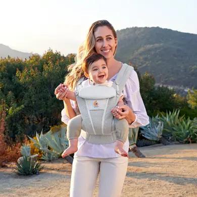 Atmungsaktive Babytrage von Ergobaby - Omni Breeze mit Mama