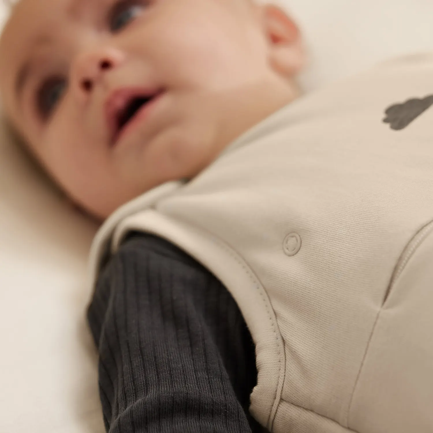 Snüz Babyschlafsack Sand Wölckchen Nah Babby