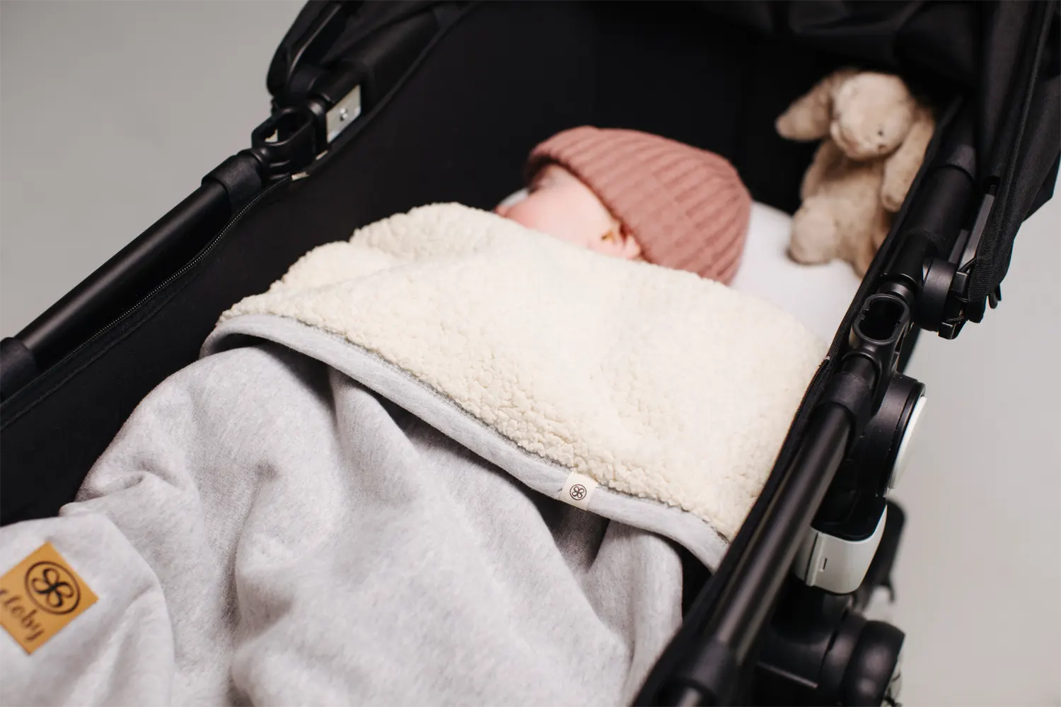 Cloby Teddydecke lifestylbild Baby im Kinderwagen