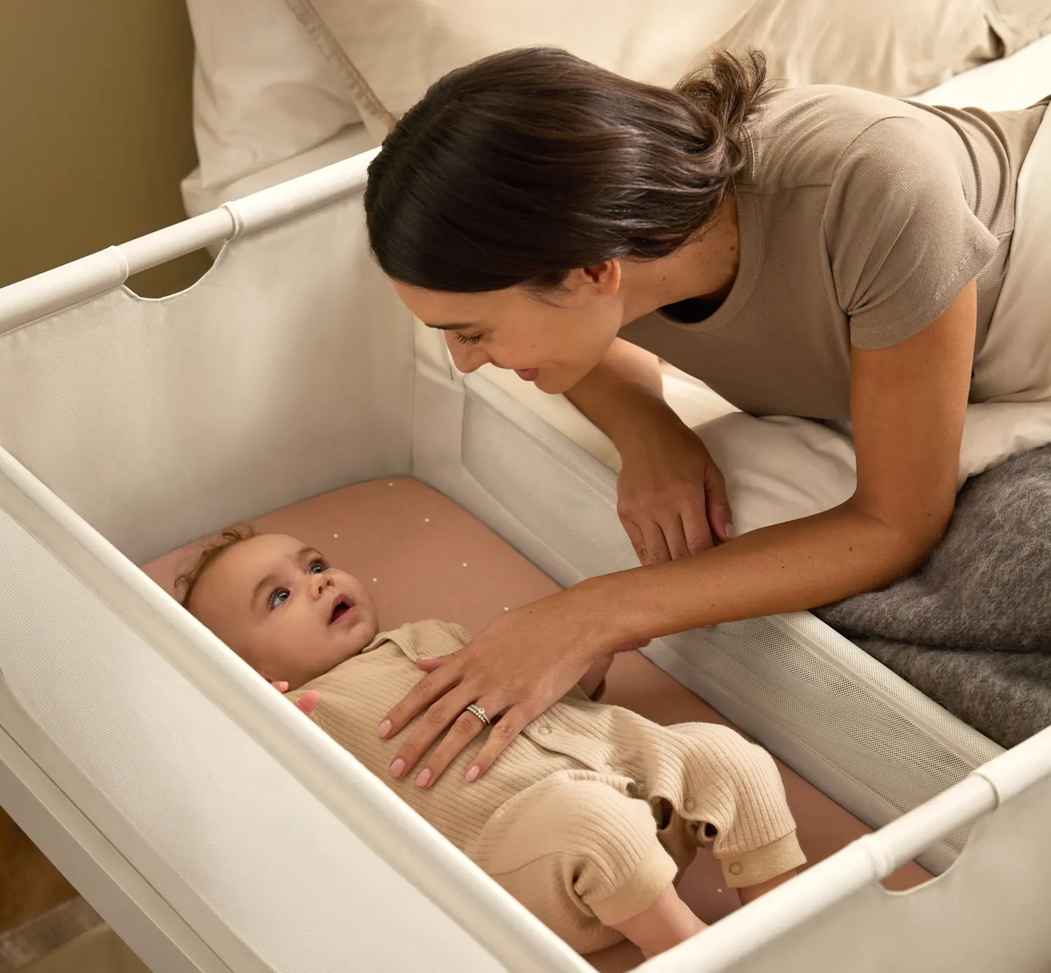 Snüz Pod5 Beistellbett cashmere oben Ansicht lifestyle
