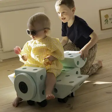 Kinder spielen mit dem Modu Dreamer Set gebaut als Flugzeug