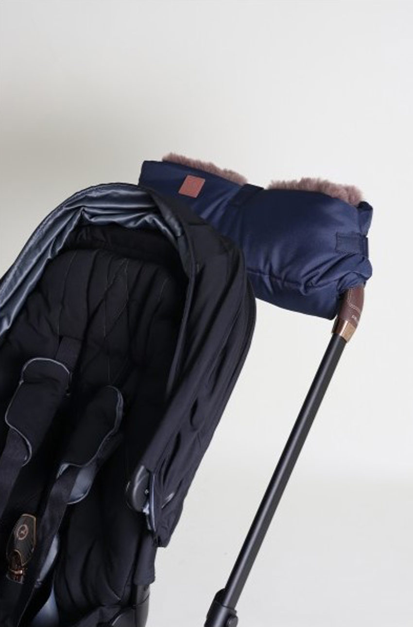 Kaiser Handwärmer Navy 6512622 am Kinderwagen