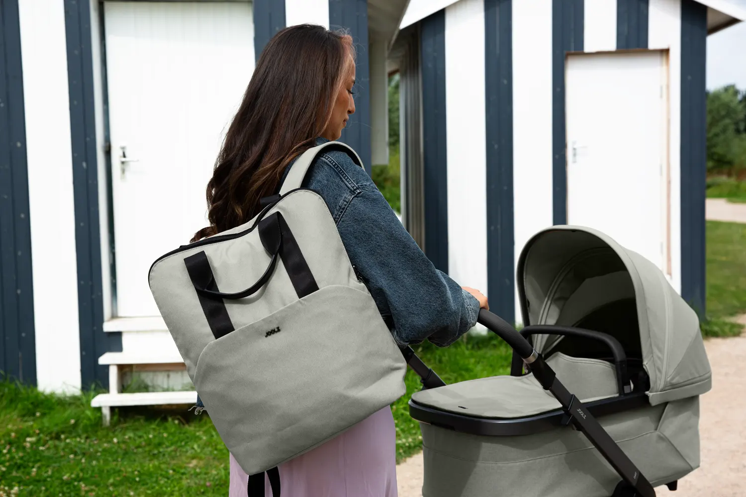 Joolz Wickelrucksack Sage Green mit Kinderwagen