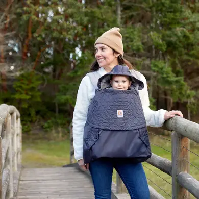 Ergobaby Wetterschutz für Babytrage, Mama und Kleinkind auf der Brücke Ergobaby Wetterschutz für Babytrage, Mama und Kleinkind auf der Brücke