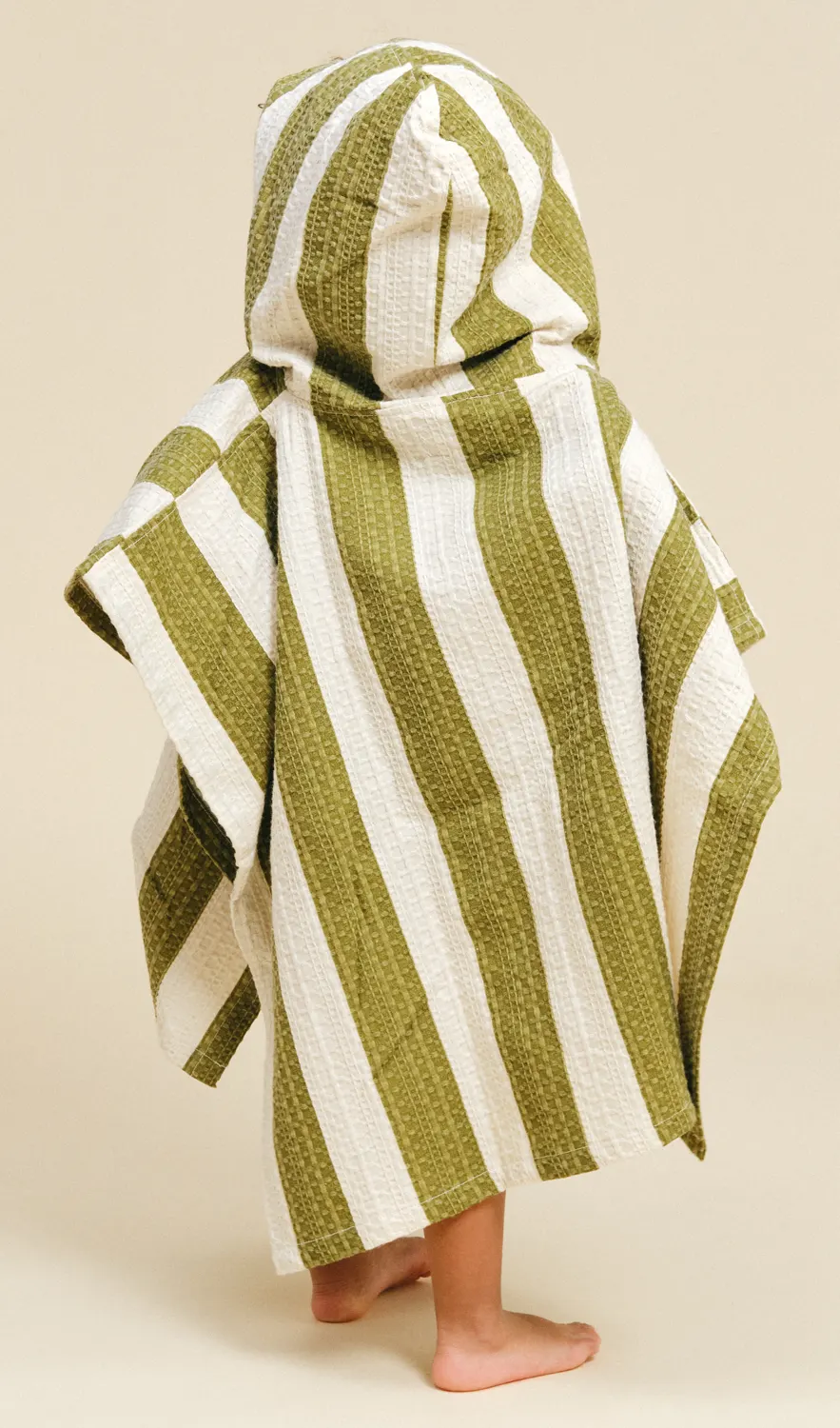 Molis und Co Badeponcho L Khaki Cream Lifestylebild Kind Rückseite