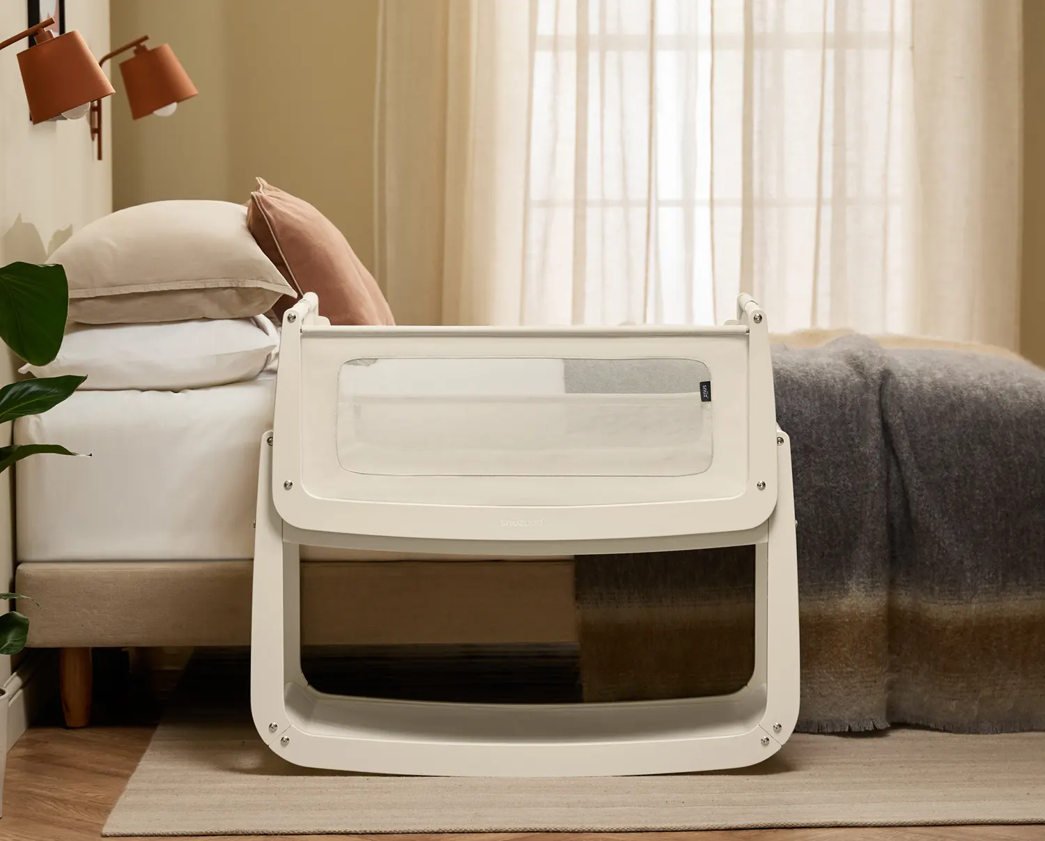Snüz pod5 Beistelllbett cashmere lifestyle neben Bett