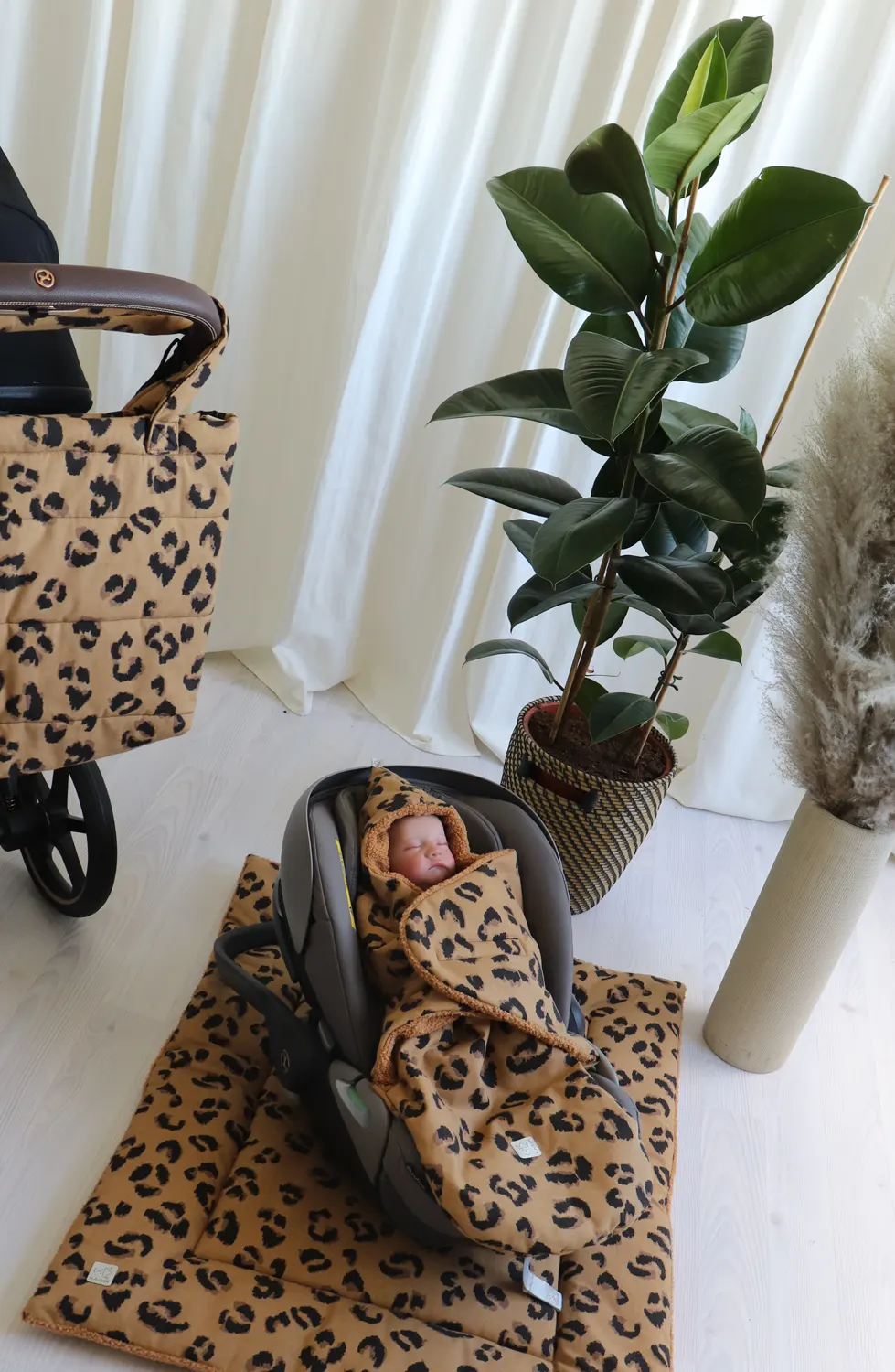 Kaiser Einschlagdecke Leo Lifestylebild KiKInderwagen und Kind in Babyschale