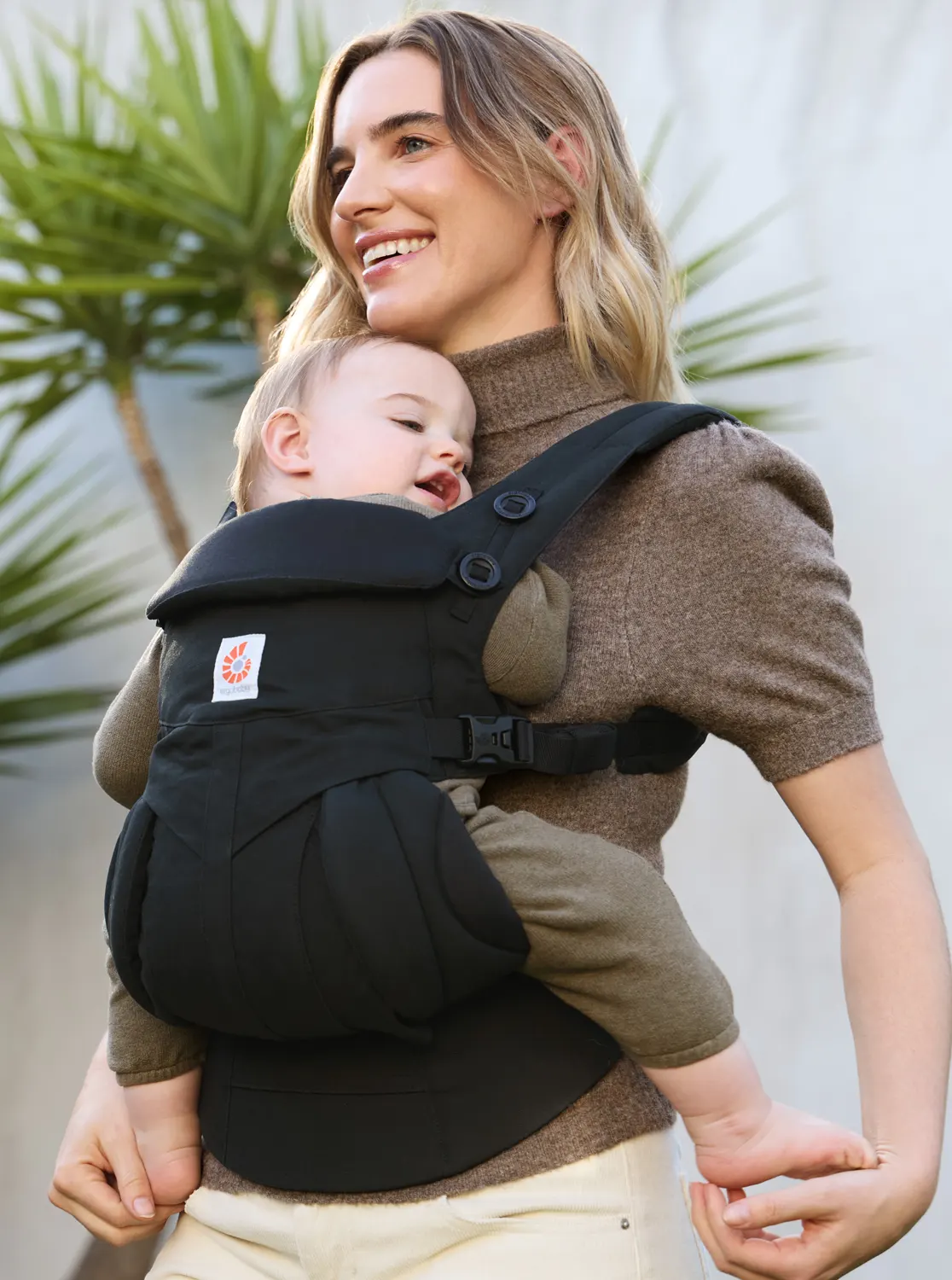 Ergobaby Babytrage Omni Classic Baumwolle Pure Black Lifestyle Kind in Trage