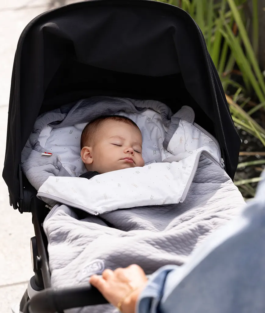 Voksi Breeze Light Sommer Fußsack Grey Fields in der Babywanne