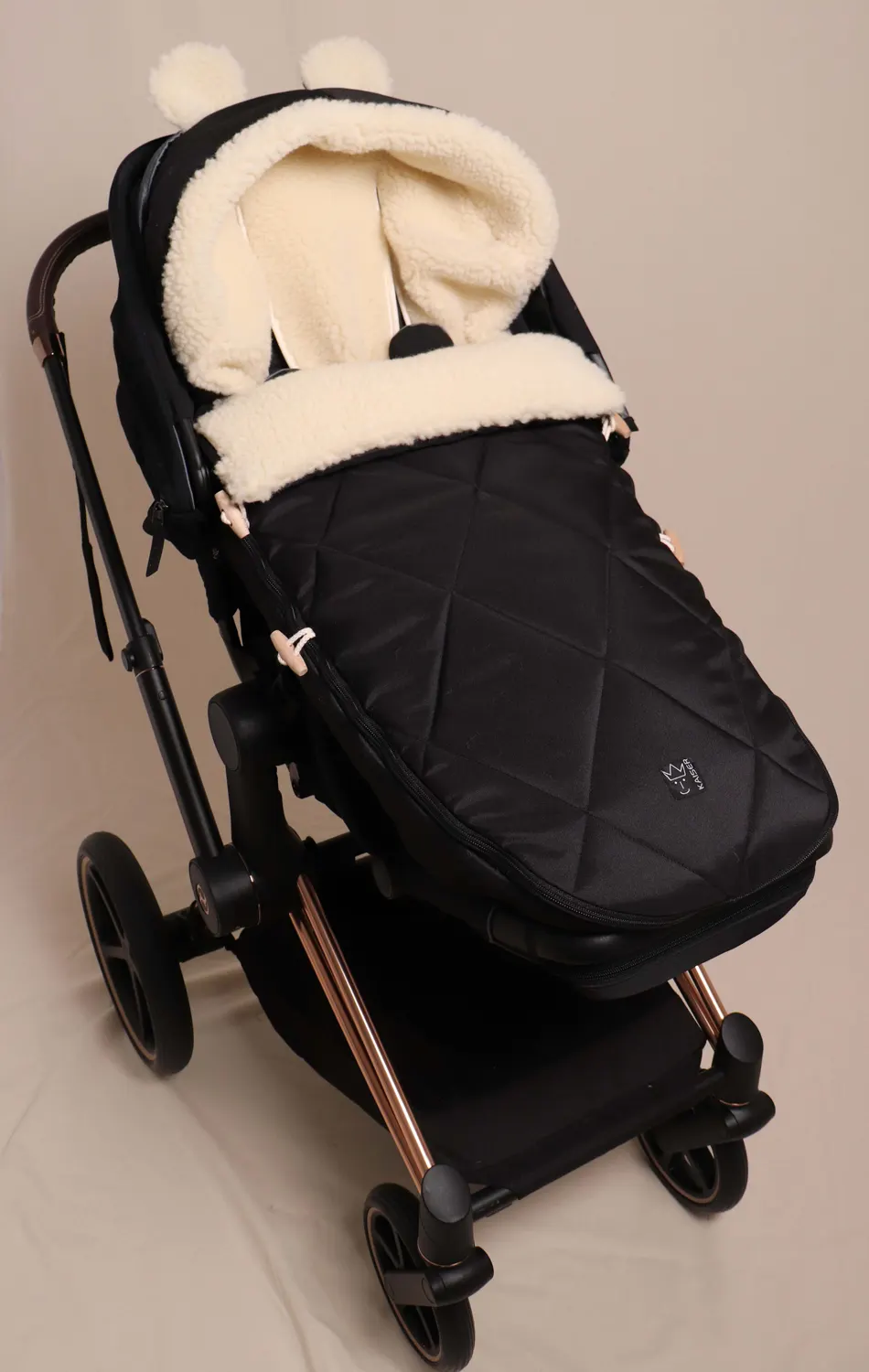Kaiser XL Ears Wool Black Lifestylebild Fußsack im Kinderwagen